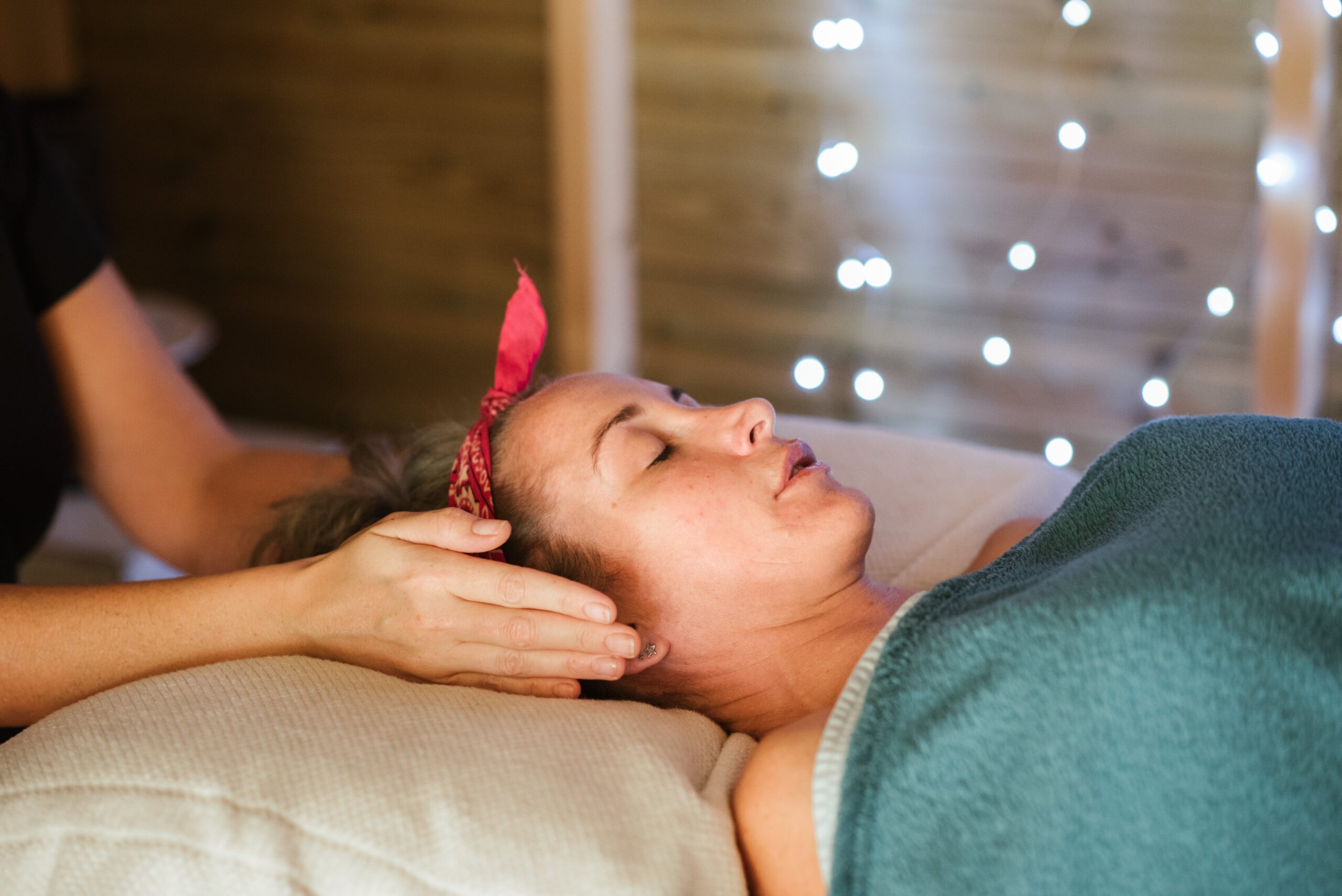 Mujer recibiendo Terapia Reiki